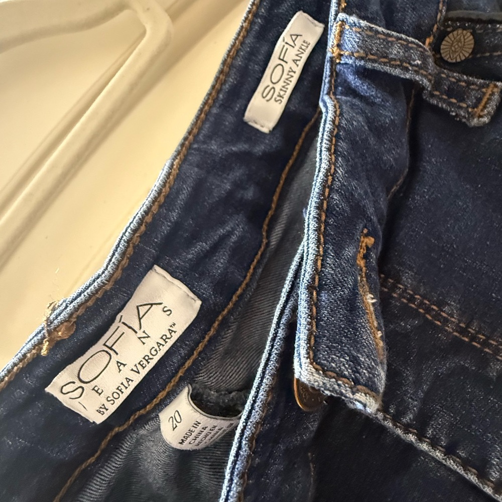 Sofia by Sofia Vergara Dark Blue Cropped Jeans